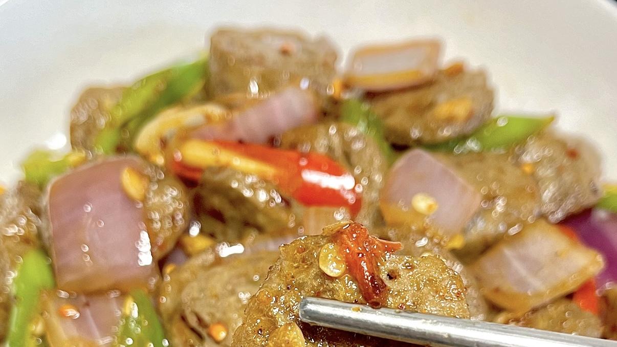 10分钟搞定的爆炒牛肉丸，太费饭了！