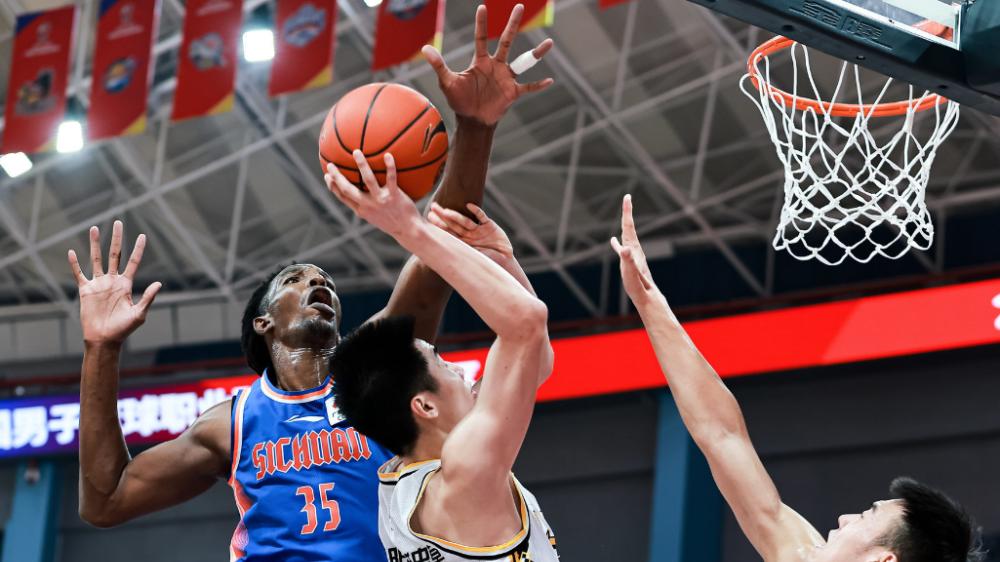 17岁当保安，22岁成NBA榜眼，仅打5年便被淘汰