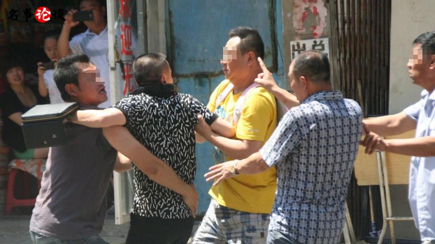 男子借奔驰大G连撞4车，车主直接起诉，男子：我们9年朋友了