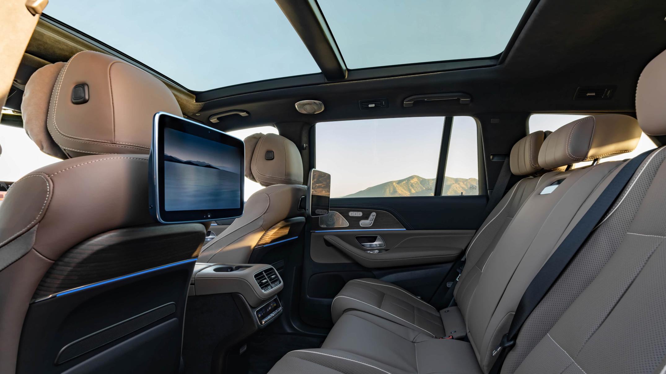 德系旗舰SUV，全新外观内饰设计，搭载平曲轴V8发动机、空气悬架