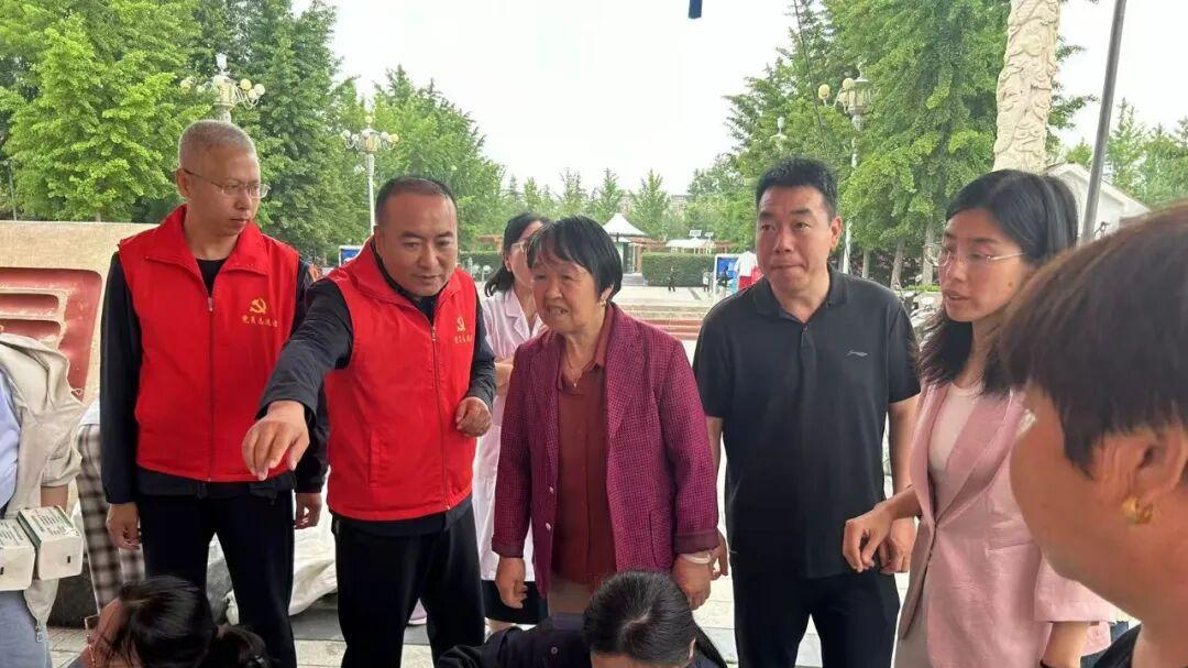 万荣县卫生健康系统开展2026年“世界家庭医生日”暨基本公共卫生服务主题宣传活动
