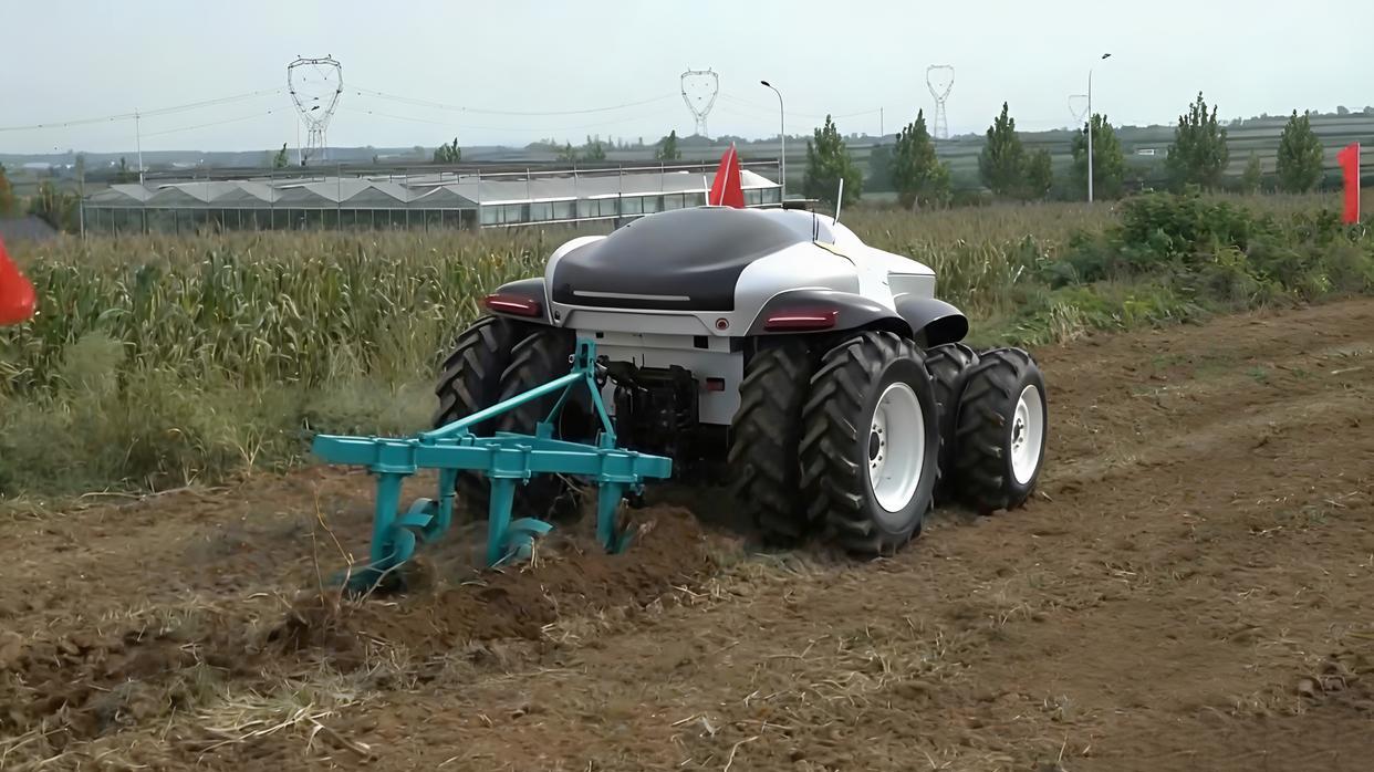 2020年，河南一男子发明了一款拖拉机，可以无人驾驶管理农田