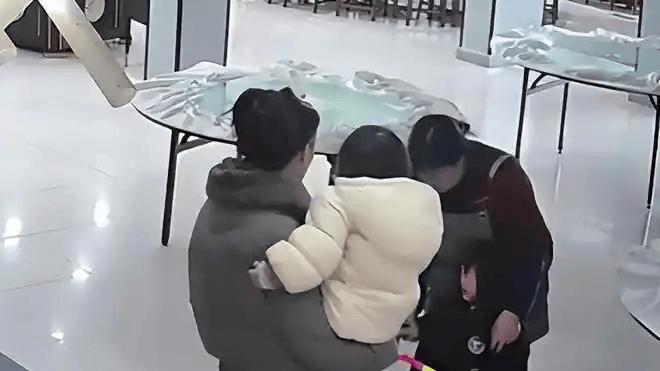 34岁女子殴打2岁女童被行拘！孩子争抢他人玩具母亲护犊，事发画面流出