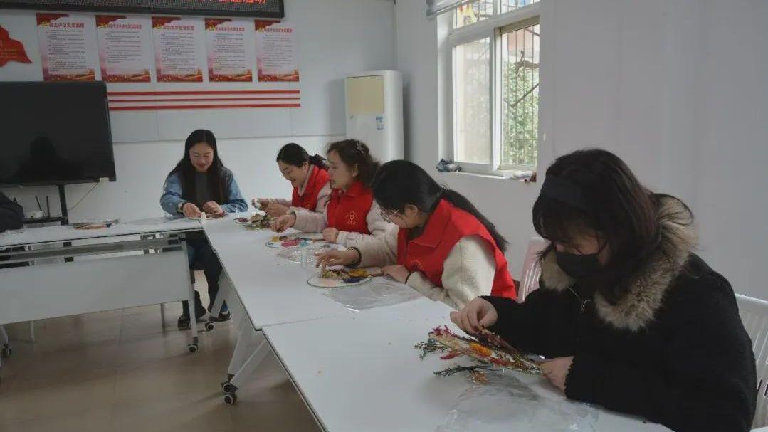 信阳市第三实验高级中学联合前卫社区举办妇女节主题活动