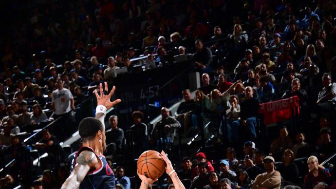 科尔怒喷裁判惨遭驱逐，库里同样六犯离场！反观快船扬帆起航