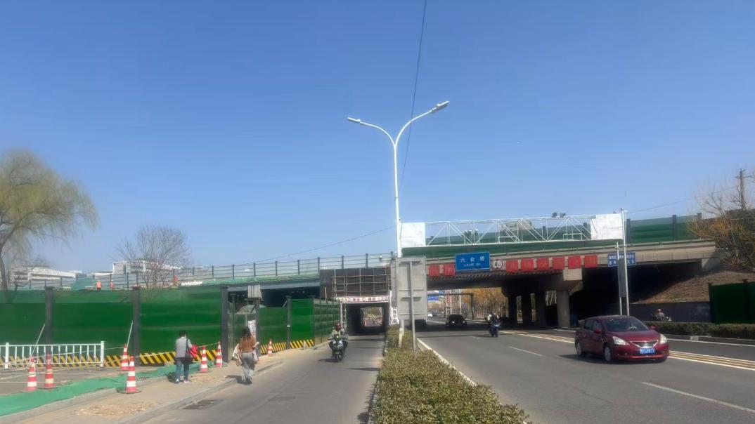 通州3300万扩建桥洞，六合桥堵点终于动工，燕郊进京少个卡脖