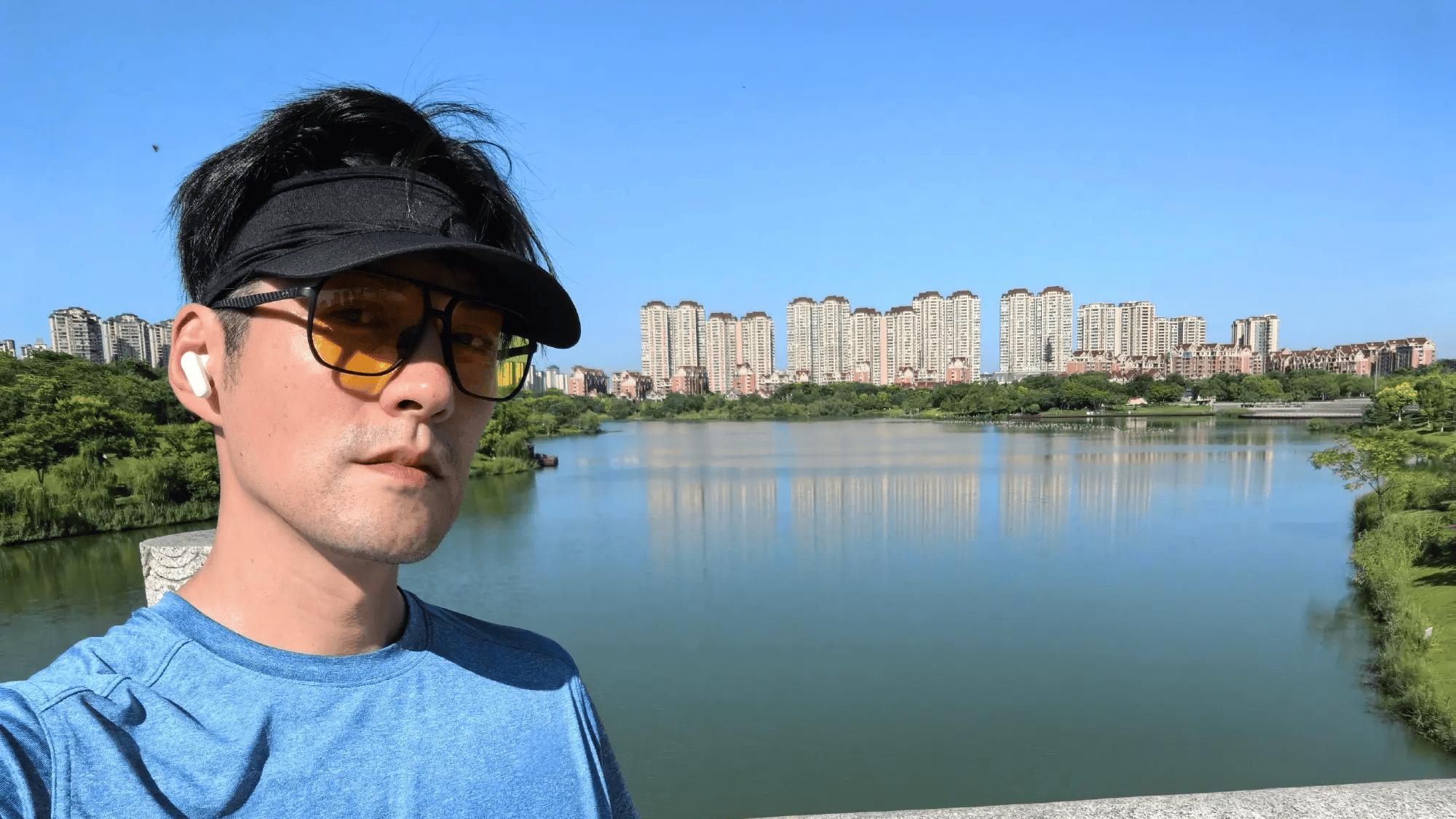 严屹宽暖心护张凌赫 直言质疑是走向更远的勋章