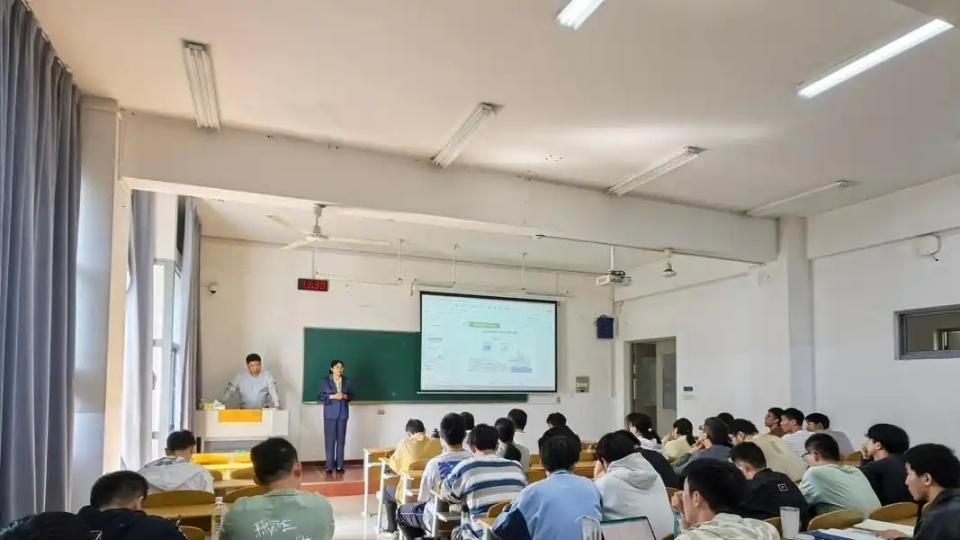 越来越多大学按照高中管理学生，未来的应试教育会大行其道吗？