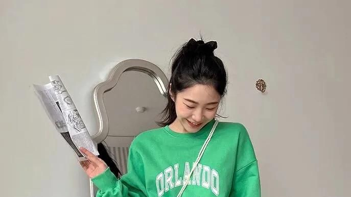 小个子牛马不到155：今秋火了“卫衣+阔腿裤”，4个显高穿法，时尚松弛感，去班味太绝了！