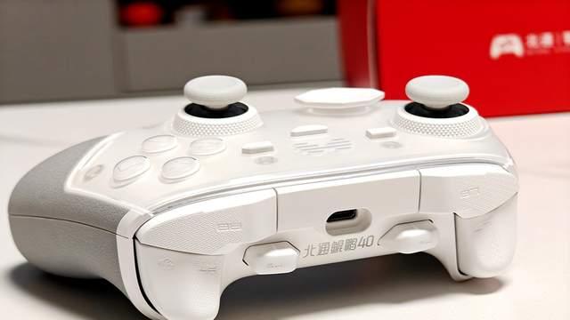 “硬核操控+AI智控”组合拳，北通鲲鹏40御铠白让你从青铜到王者