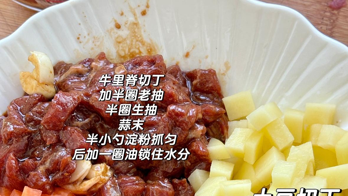 铁锅江湖里的金黄协奏：焦香牛肉与脆糯土豆的双重奏