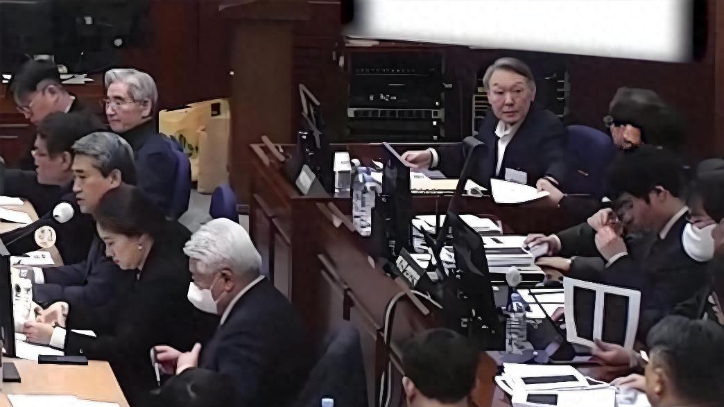 尹锡悦满头白发出庭，等来一个噩耗：死刑真的逃不掉了？