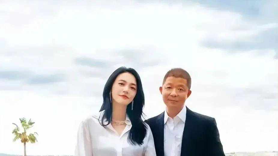 47岁姚晨宣布离婚，上段婚姻与前夫凌潇肃互撕，这次她吸取教训了