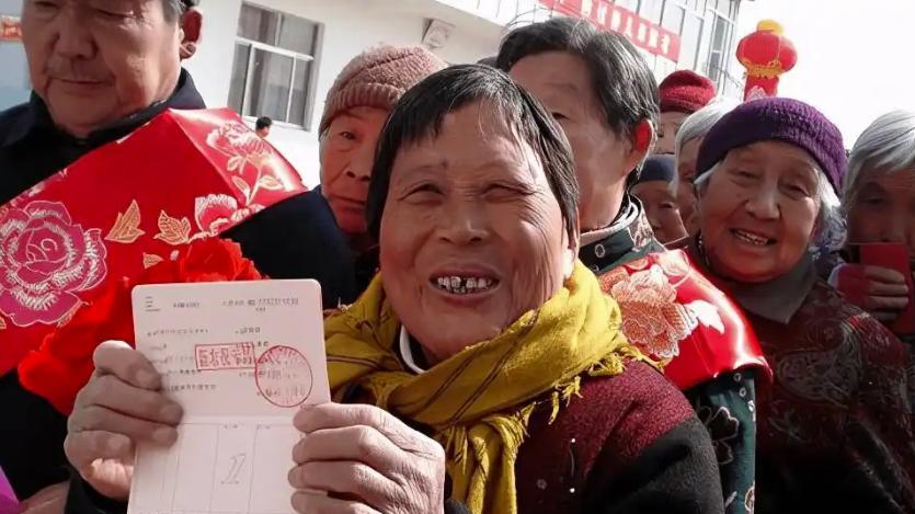 农民养老金要提高，全靠自己多交钱？多地提高2026年养老保险缴费档次！