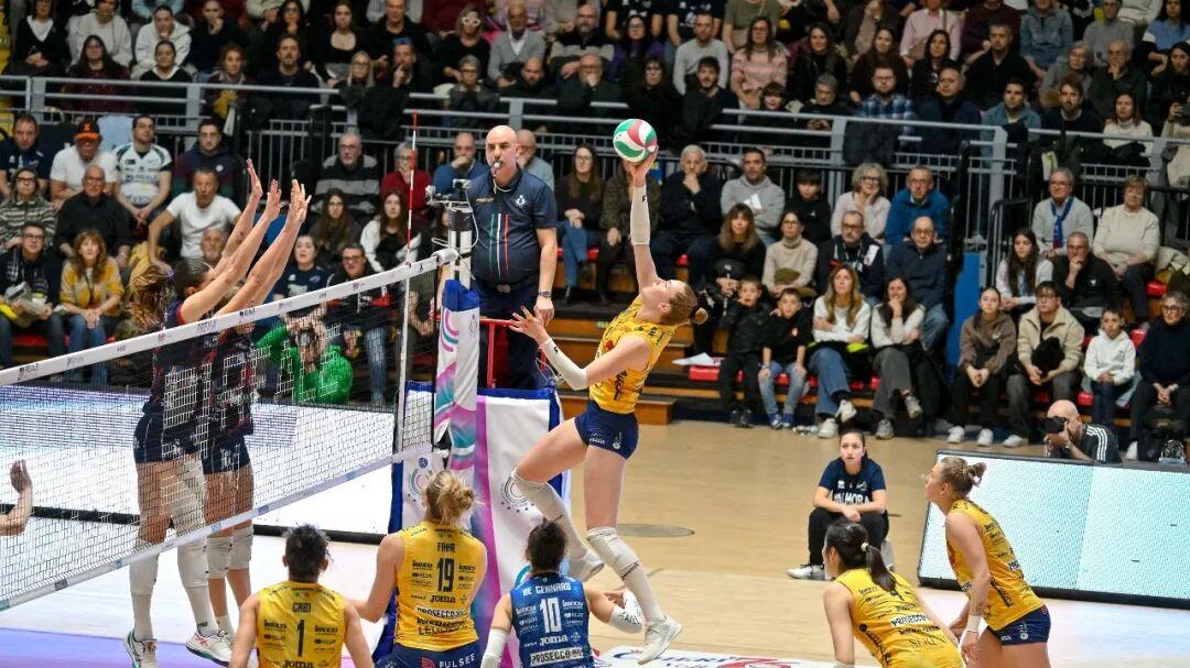 3-2！朱婷打出关键球 19分+意甲女排联赛第18胜