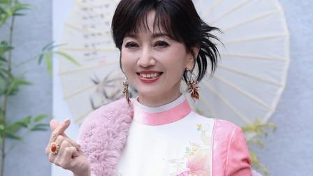 73 岁赵雅芝现身搜狐大会，直言无年龄焦虑，致敬经典白素贞