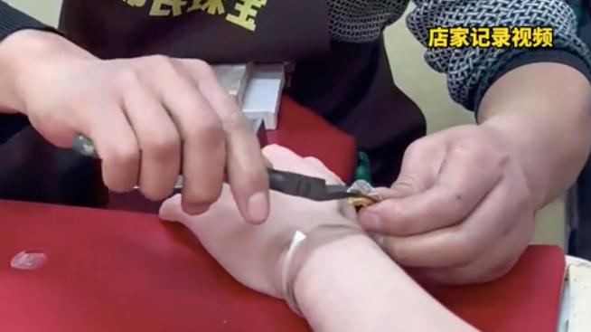 男子卖前任银镯剪出30克金崩溃：不识货的人，活该把宝贝当废铁