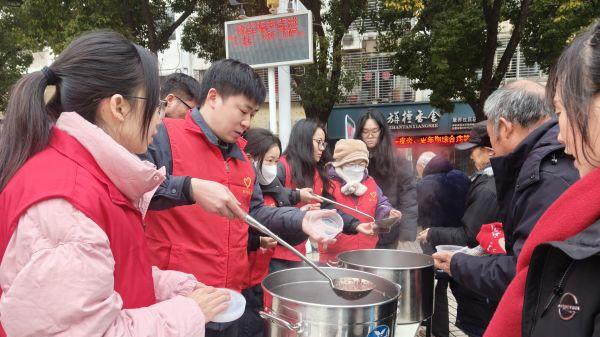 荆门市掇刀区志愿者携手爱心商家送腊八粥