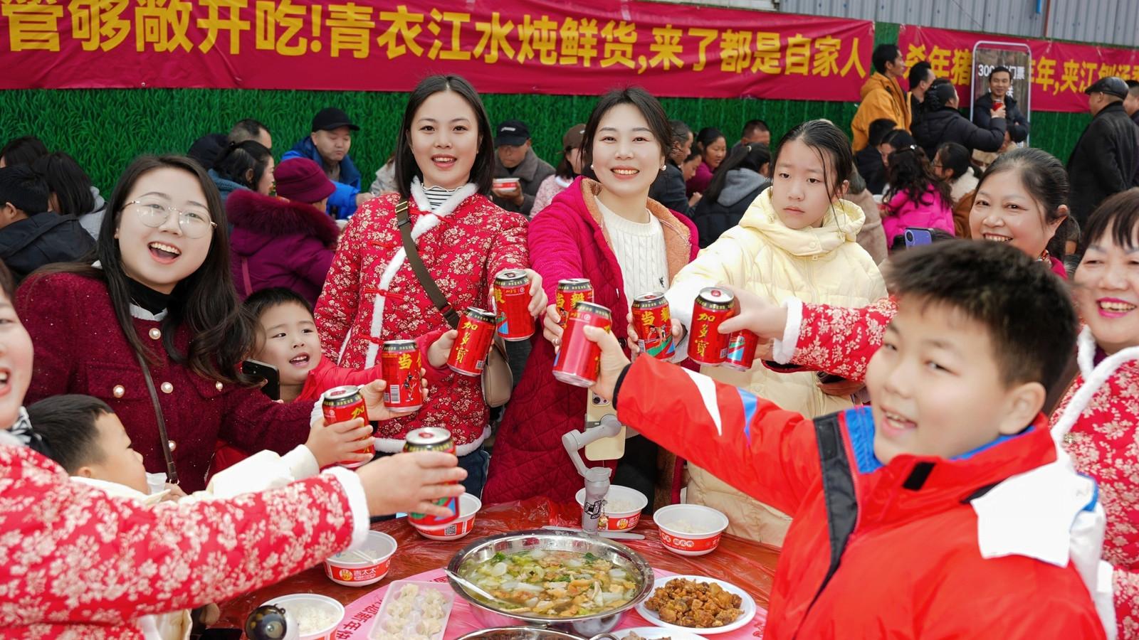 穿省服，走红毯，吃刨汤：乐山吉太太如何以民俗盛宴重塑品牌温度