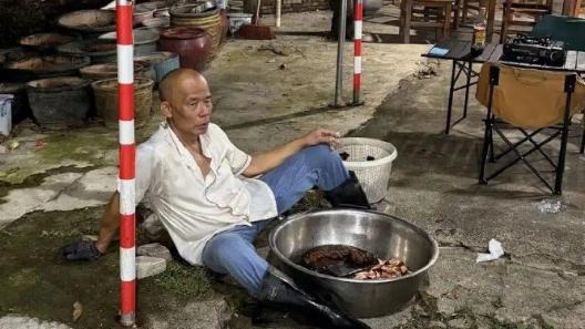 最不想火爆的鸡煲店非常火爆，老板想越做越小