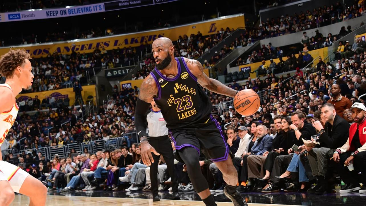 背靠背见证不老传奇！詹姆斯31+9+10，东契奇里程碑之夜湖人狂胜