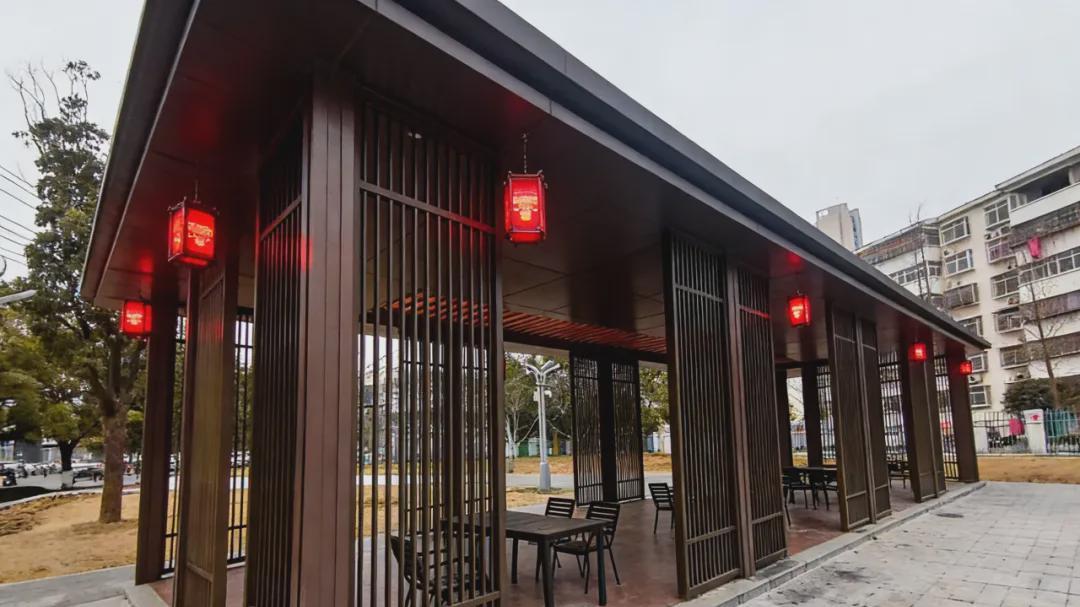 挂满红灯笼 喜庆迎新春 华英公司扮靓办公楼门前公园暖民心