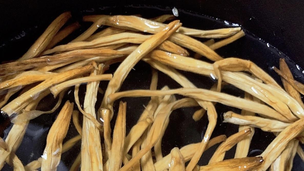 黄花菜炒饭：一口把春天锁进饭碗