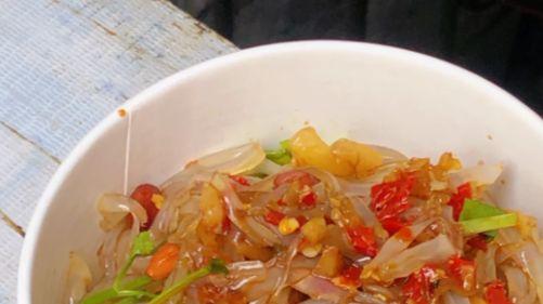 长沙刮凉粉，街边挑担的酸辣爽滑