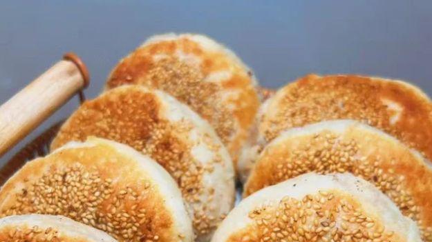 烙一烙、烤一烤，烧饼金黄酥脆，早餐绝配