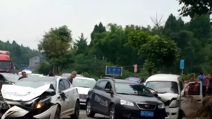 车祸现场处置黄金法则：90%的人第一步错把救命事放最后，一念之差担刑责