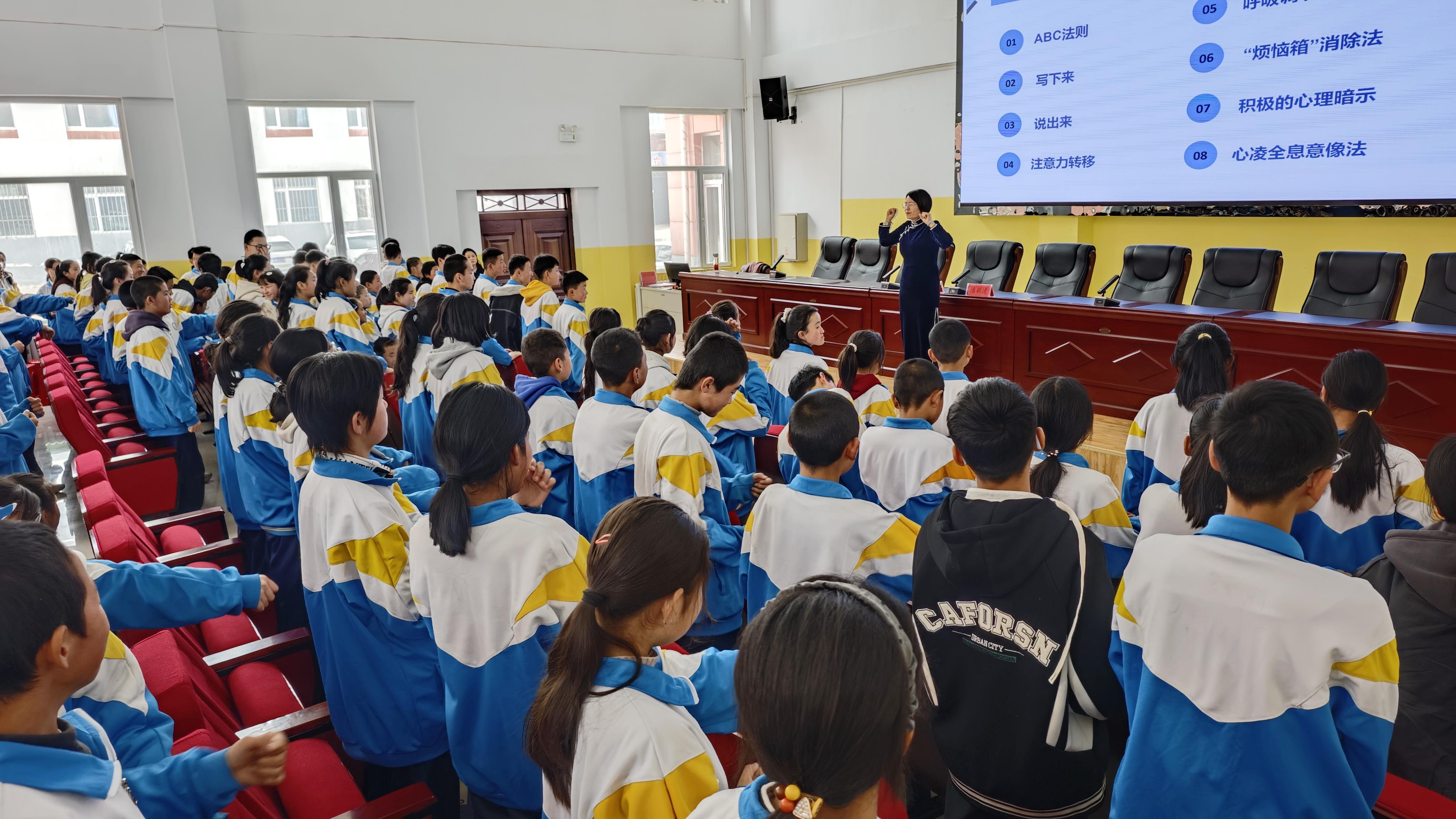 破解青春期教育难题 潘新凌为河南青少年点亮心灵成长之路