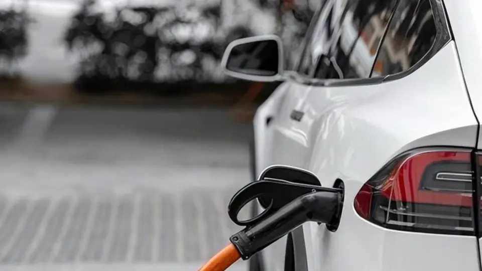 油车销量跌了，不是因为油价，而是车“没电”了