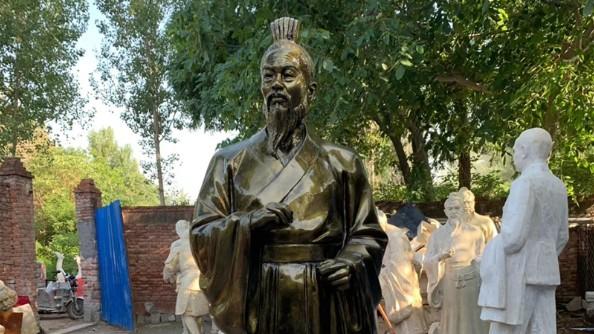 齐宣王趁子之之乱攻打燕国大获全胜，但因后续军纪败坏而被迫撤军