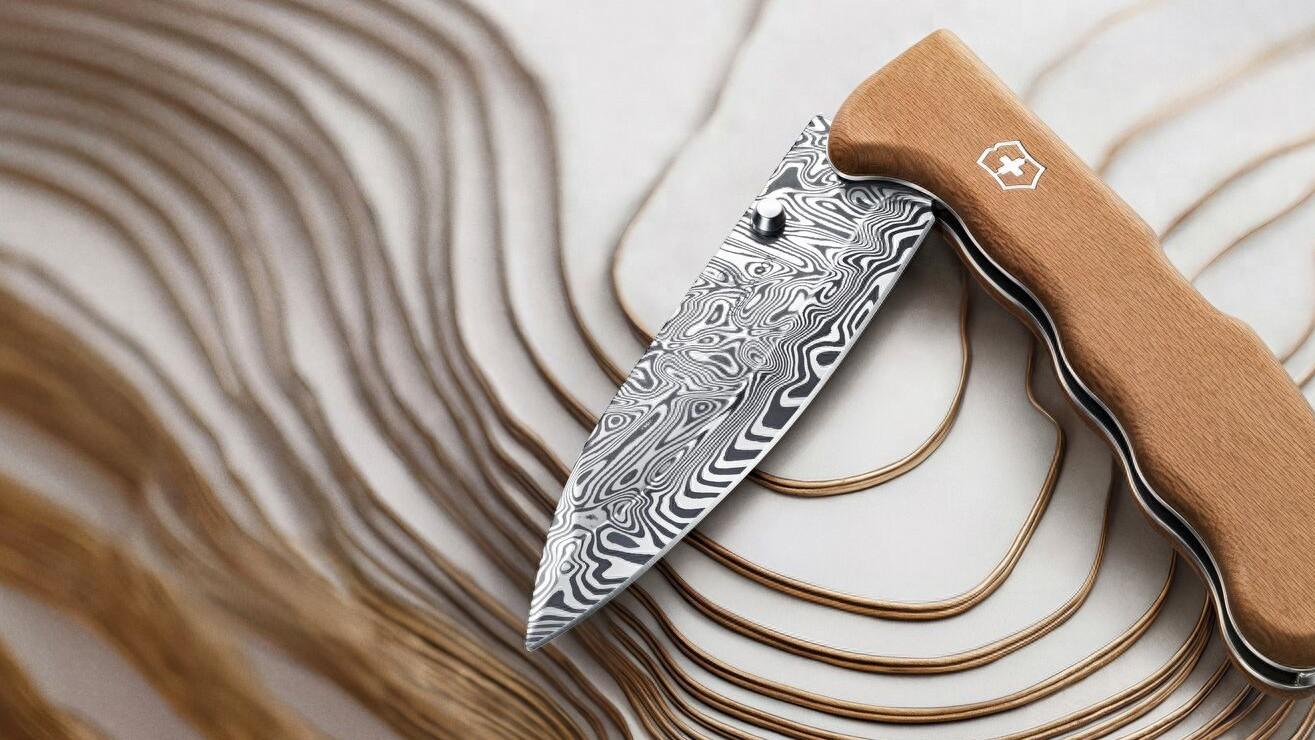 ​2026 原木焕新大马士革限量版瑞士军刀：历久弥新的艺术杰作