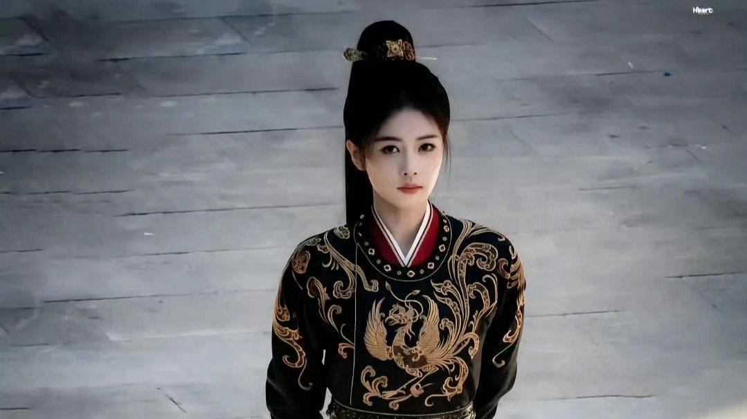 白鹿“打戏收官”引热议：从武打小花到转型之路的坦诚与勇气