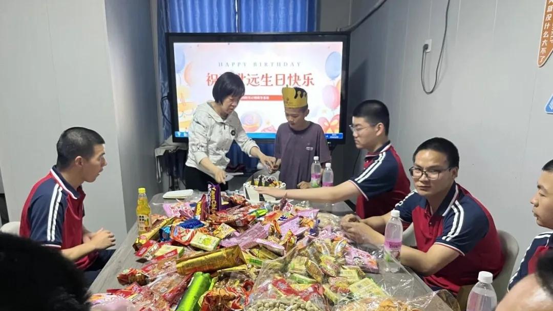 在迈向阳光基地，每个孩子的生日都被认真对待