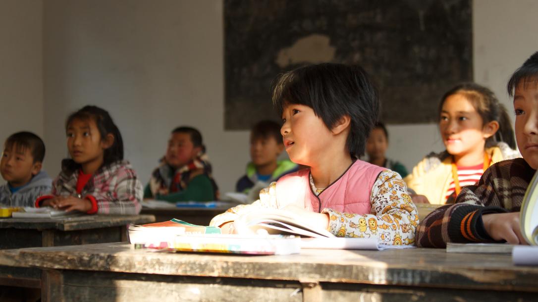 义务教育能“保读完”，却“难改命运”，更没拦住农村女娃早婚