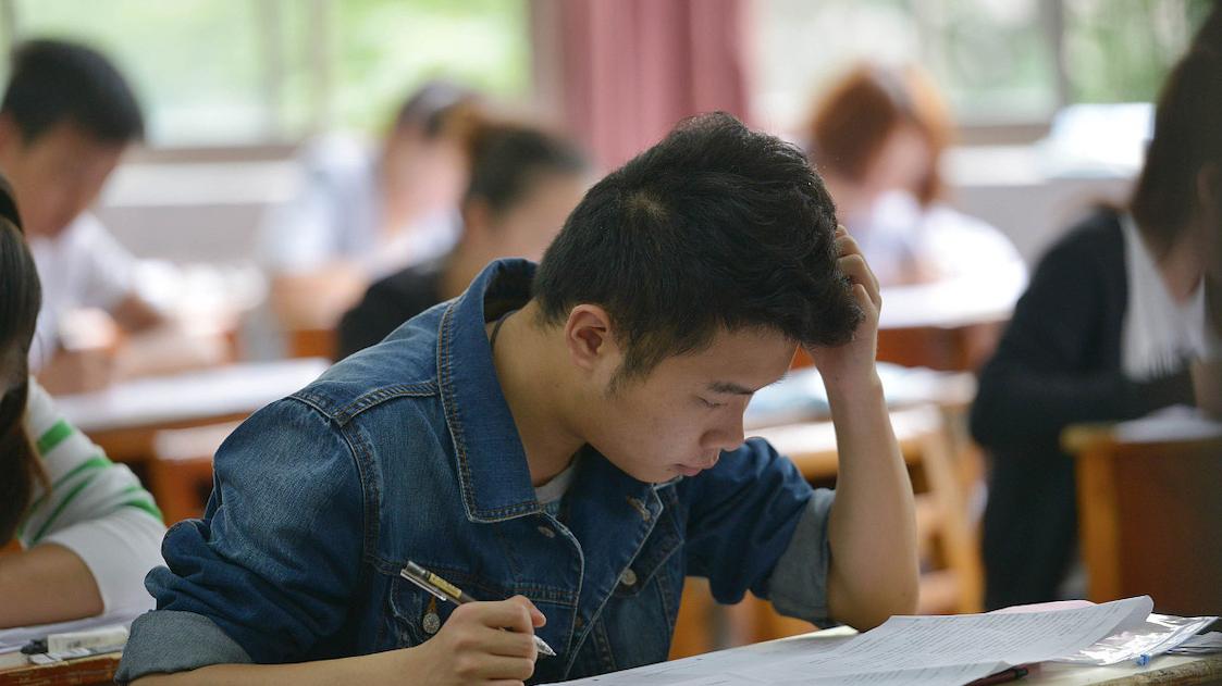 10来分也选物化生？湖南某重高现56人班额，熊丙奇道出选科盲区！