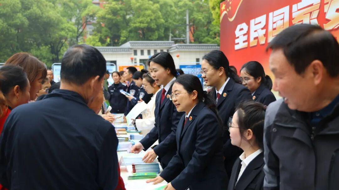 荆门市掇刀开展第11个全民国家安全教育日宣传活动