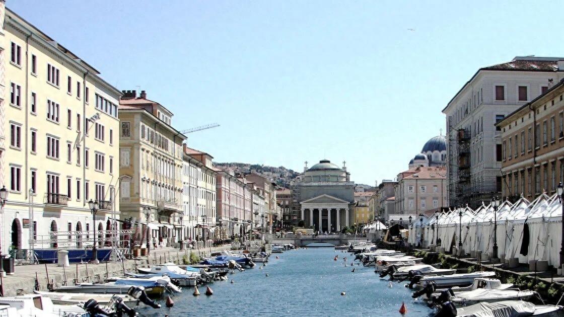 在这里很难保持安静，因为他们每年要聊130个小时