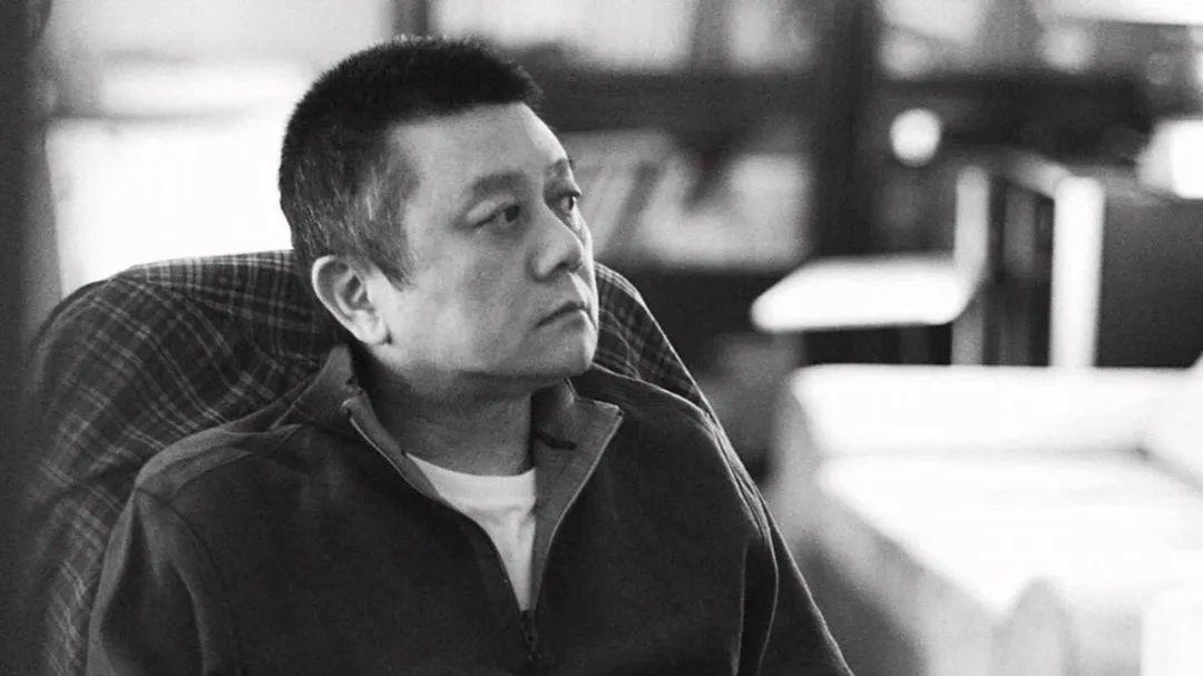 王朔说：女人跟男人分手，90%是因为嫌弃男人穷；而男人跟女的分手，90%是嫌弃女人丑