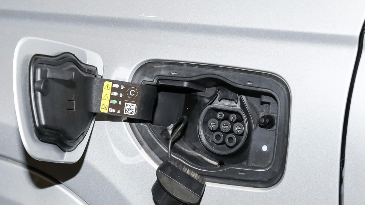 Jeep大切诺基4xe对比经典大切，27.99万的大切能不能要？