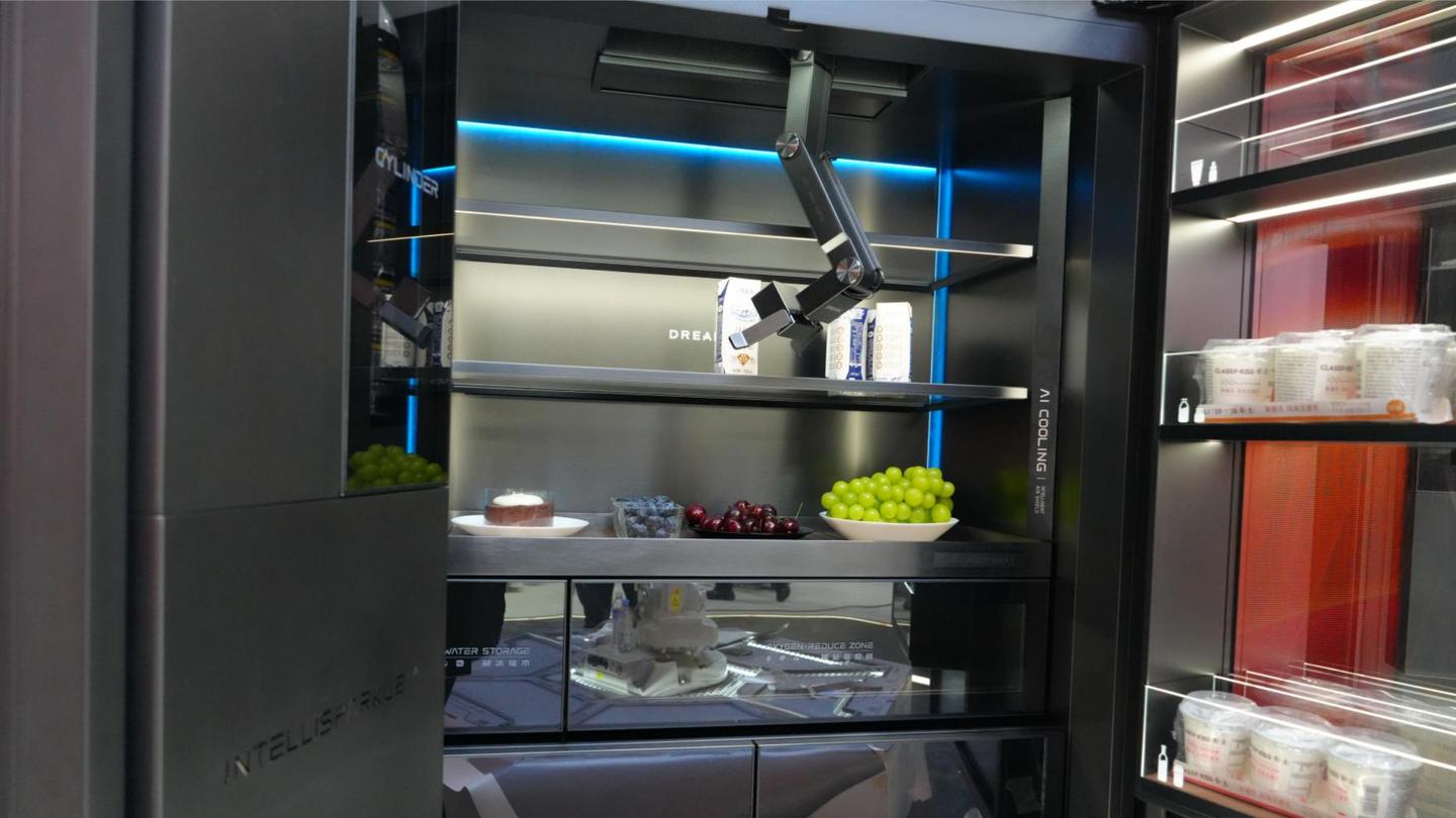 AWE2026现场直击｜追觅冰箱矩阵发布：具身智能“长手”落地，极境Pro重塑保鲜标杆