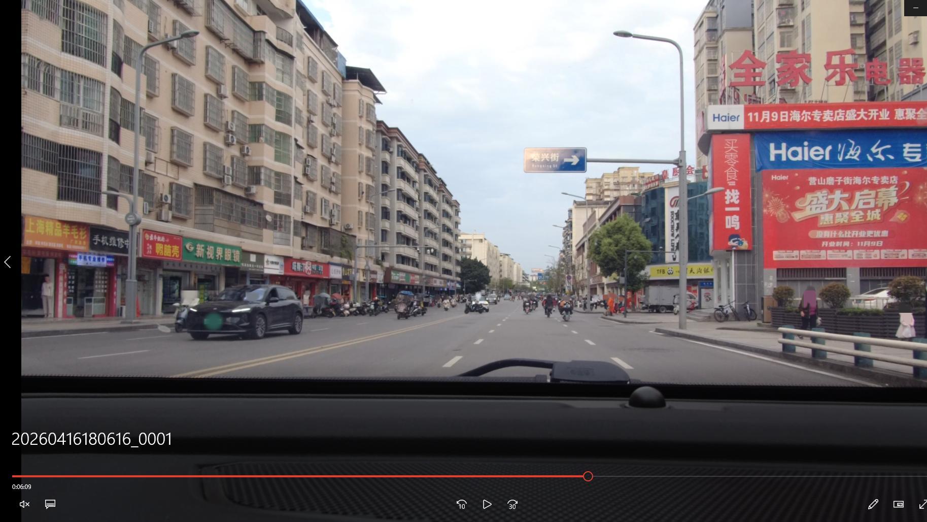 营山县城市道路上出现的这种场景，很危险！