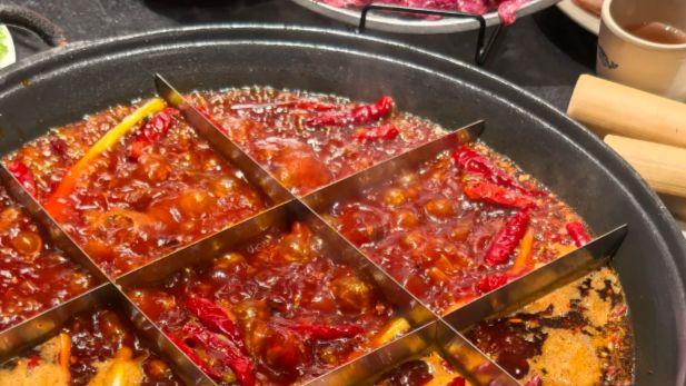 从锅底到食材，读懂重庆九宫格火锅的热辣江湖