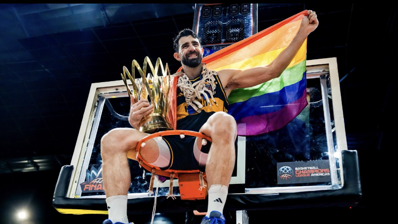 阿根廷篮球荣光！博卡青年登顶泛美篮坛之巅，队长身披彩虹旗庆祝