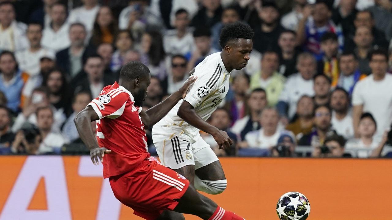 离谱！维尼修斯丢球后原地抱怨，误导队友致防守真空，终酿丢球