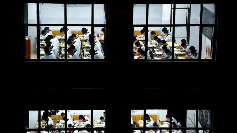 教育局辟谣一高中23点放学，山河四省家长却破防：这才是县中的日常