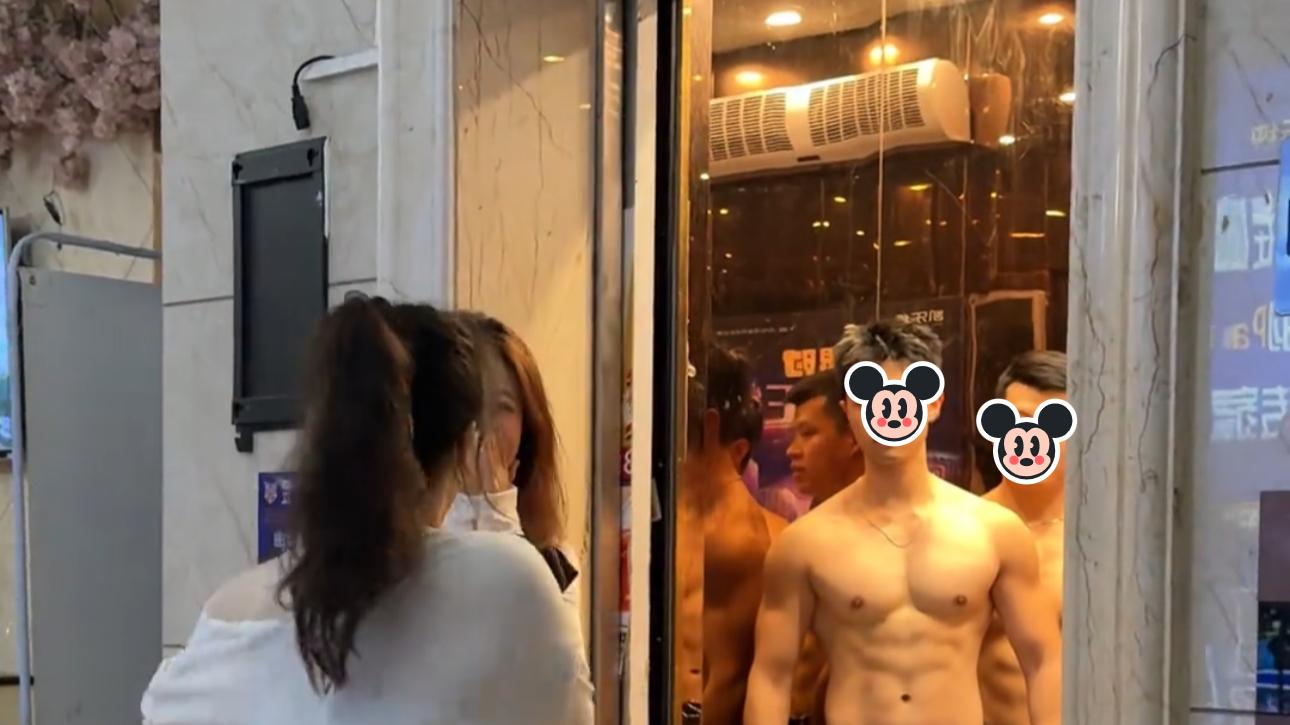 女子想让失恋的闺蜜开心，电梯打开她露出久违的笑容：你太懂我了