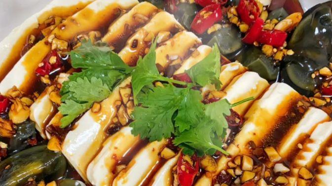 五色鲜脆汇一盘，这道拌豆腐，藏着湘味的质朴鲜香